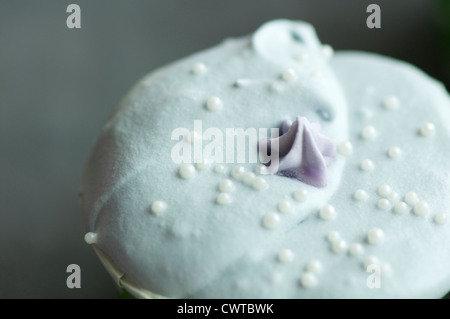 handgefertigte bunte Tasse Kuchen in einer Nahaufnahme Szene gedreht Stockfoto