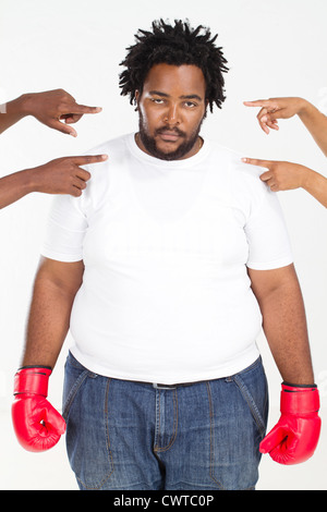 Übergewicht, afroamerikanische Mann bereit kämpft wieder beschuldigen Stockfoto