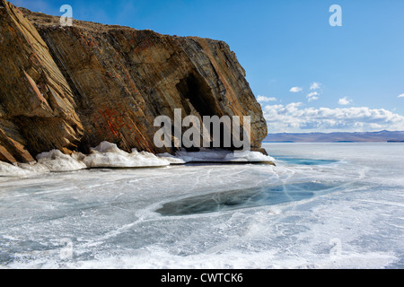 Außenansicht der Steilküste am zugefrorenen Baikalsee im winter Stockfoto