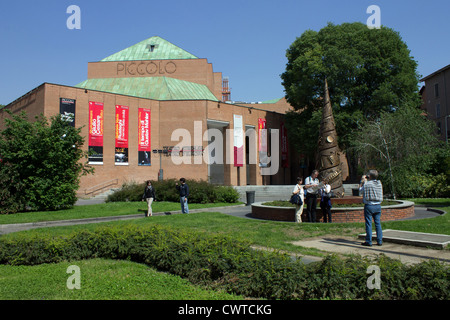 Italien, Lombardei, Mailand das Piccolo Teatro, Arnaldo Pomodoro Skulptur Stockfoto