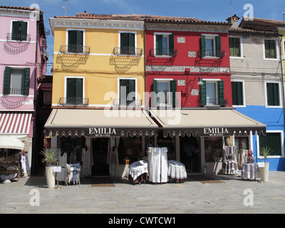 Bunte Geschäfte auf Burano in der venezianischen Lagune, Italien Stockfoto