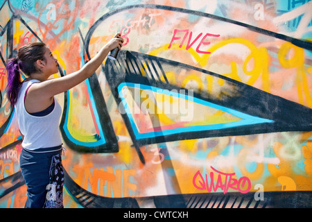 Weiblichen Graffiti-Künstler bei der Arbeit in Toronto, Ontario; Kanada Stockfoto