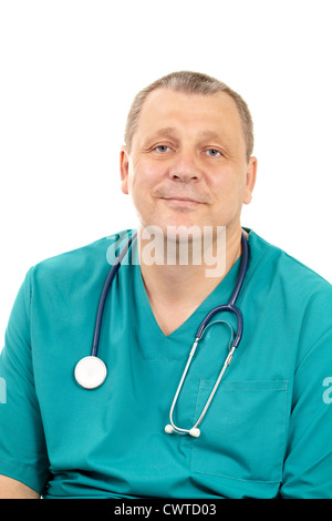 Das Porträt eines lächelnden, freundlichen, 50-Jahr-alten Arztes in einem grünen Kittel mit einem Phonendoscope. Stockfoto