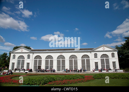 Orangerie mit Olympischen Themengarten, Kew Royal Botanical Gardens, Richmond, Surrey, GB, UK. Stockfoto