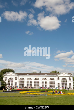 Orangerie mit Olympischen Themengarten, Kew Royal Botanical Gardens, Richmond, Surrey, GB, UK. Stockfoto