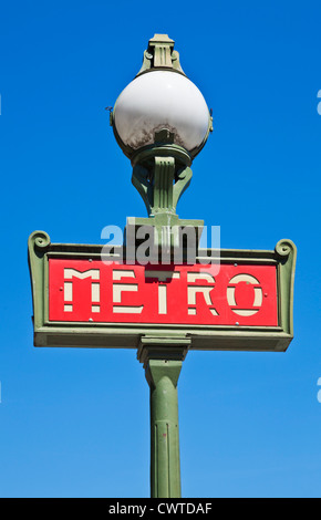 Paris Metro Zeichen vor einem strahlend blauen Himmel Frankreich EU Europa Stockfoto