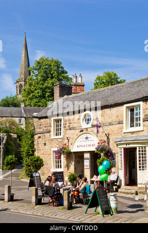 Menschen Essen und trinken im Kings Court Café und Geschäfte Bakewell Derbyshire Peak District England UK GB EU Europa Stockfoto