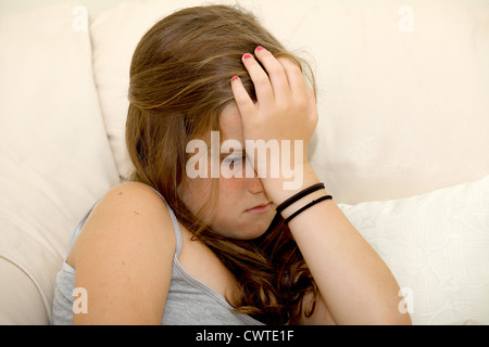 Ein 10 Jahre altes Mädchen im Lehnstuhl suchen Sie traurig und deprimiert oder traurig Stockfoto