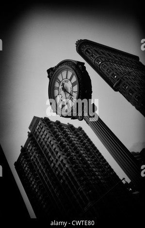 schwarz / weiß Foto der Uhr vor der Flacheisen Gebäude in Manhattan, New York city Stockfoto