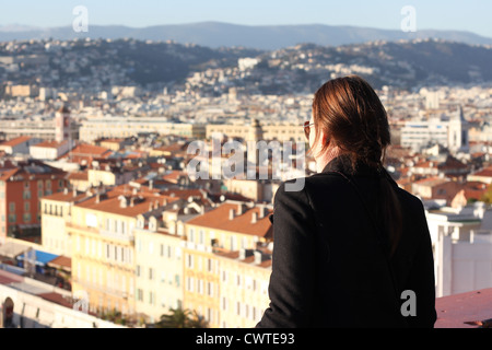 Frau, die den Blick auf die Stadt von Nizza in Südfrankreich Stockfoto