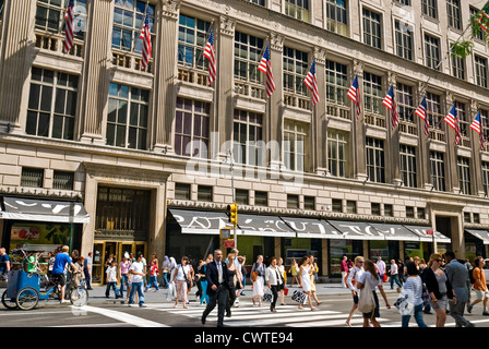 Kaufhaus Saks Fifth Avenue und Menge von Käufern und Touristen, Fifth Avenue, New York City. Stockfoto