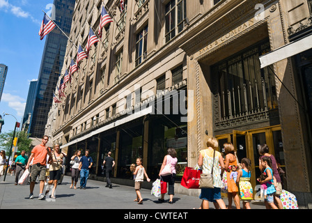 Kaufhaus Saks Fifth Avenue und Menge von Käufern und Touristen, Fifth Avenue, New York City. Stockfoto