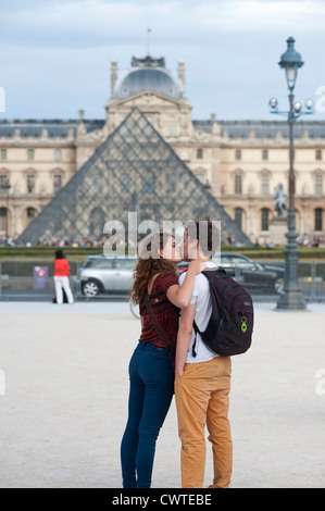 Paris, Frankreich - junges Paar Touristen küssen einander. Stockfoto