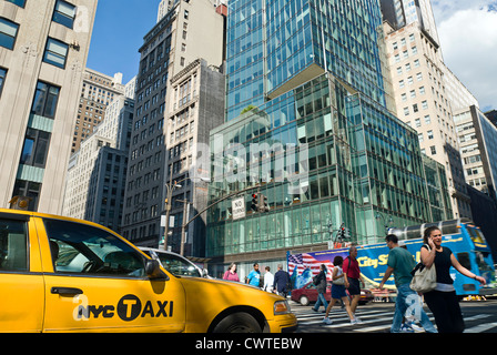 Verkehr und gelbes Taxi Cab und Menge von Fußgängern auf die Fifth Avenue und 42nd Street in Midtown Manhattan, New York City. Stockfoto