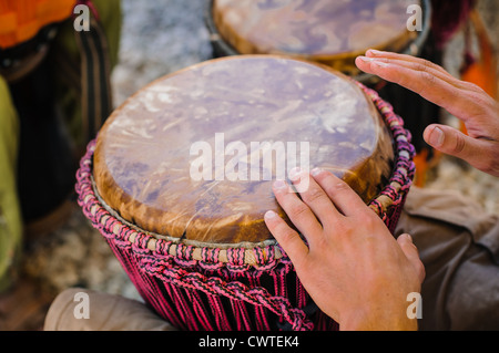 Mann die Djembe (Afrikanische Trommel) spielen im freien Stockfoto