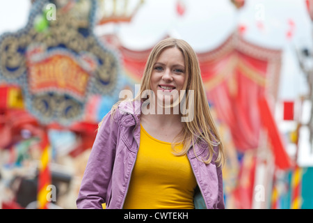 Glücklich blonde Frau auf einer Kirmes Stockfoto