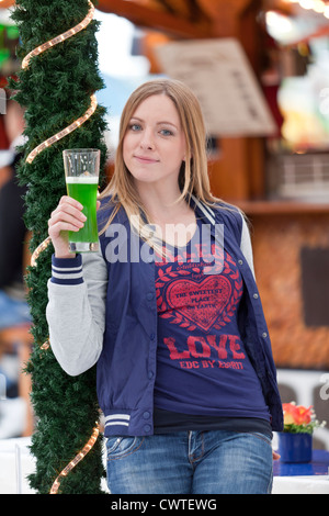 Lächelnde blonde Frau mit Glas Bier Stockfoto
