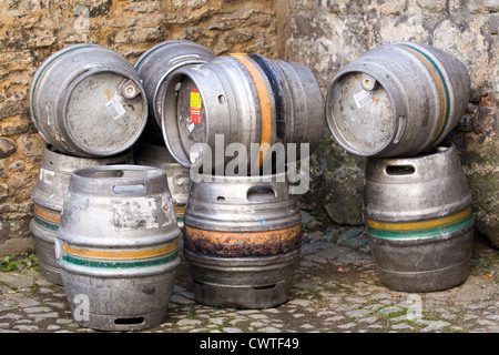 Ein typisches Fass Hälfte-Fass mit einzige Öffnung in der Mitte des oberen Ende in einem Gastgarten in Oxford Stockfoto