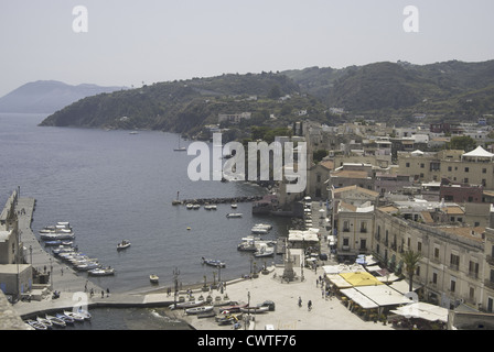 Äolischen Inseln. Der Hafen von Lipari mit Blick auf die Stadt Stockfoto