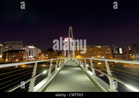 Clearance-Dock in Leeds, Fußgängerbrücke über den Fluss Aire Stockfoto