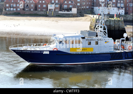 North eastern Wächter Fischerei Patrouille Boot verlassen Whitby auf Umfrage Pflichten North Yorkshire England uk Stockfoto