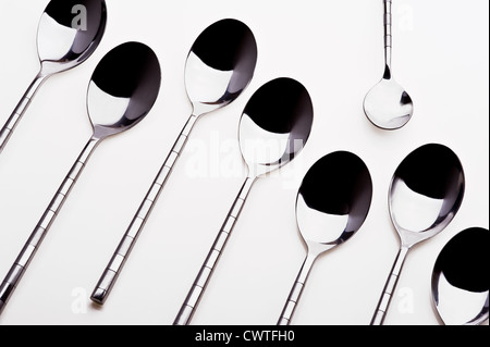 Gruppe von Dessertlöffel mit einem Teelöffel allein stehend. Stockfoto