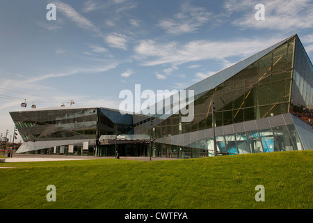 Die Siemens-Kristall-Ausstellung und Konferenz Zentrum am Royal Victoria Dock und der Emirates Air Line. Stockfoto