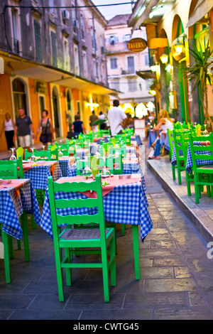 Caffe auf den Straßen der alten europäischen Stadt. Korfu Stadt, Korfu, Griechenland Stockfoto