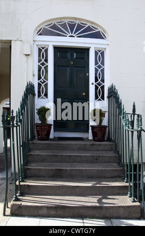 Türöffnung in der Main Street in der kleinen georgischen Stadt von Hillsborough, Co Down, Nordirland Stockfoto