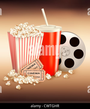 Popcorn und ein Getränk mit zwei Tickets. Stockfoto