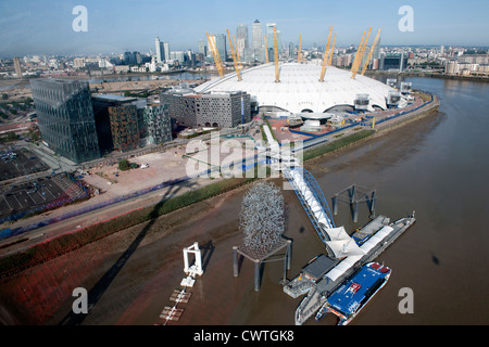 Das Emirates Air Line Cable Car System Kreuzung der Themse aus dem Royal Victoria Dock in Greenwich O2 und Canary Wharf. Stockfoto