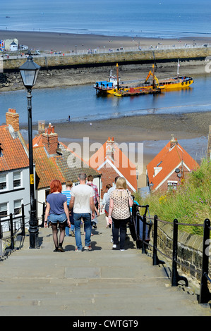 Menschen, die zu Fuß hinunter Whitby Schritte North Yorkshire England uk Stockfoto