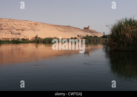 Naturschutzgebiet auf dem Nil mit dem Aga-Khan-Mausoleum in der Ferne Stockfoto