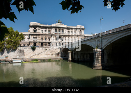 Palazzo di Giustizia, Rom, Latium, Rom, zeigt die Brücke Ponte Umberto über den Fluss Tiber. Stockfoto