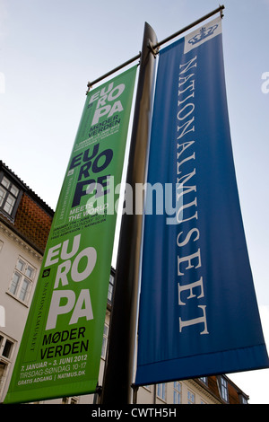 Europa trifft die Welt Informationen Banner im dänischen Nationalmuseum in Kopenhagen Stockfoto