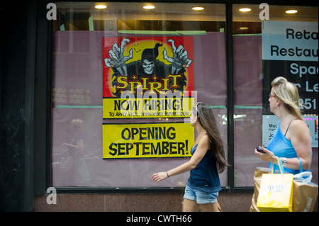 Eine Einstellungen Zeichen für Arbeitnehmer entsandt werden im Fenster ein Geist Halloween pop-up Store im Stadtteil Midtown New York gesehen Stockfoto