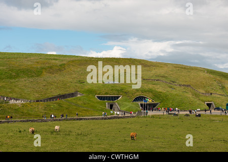 Besucherzentrum in die Hügel am Felsen Mohar, Claire County, Irland gebaut. Stockfoto