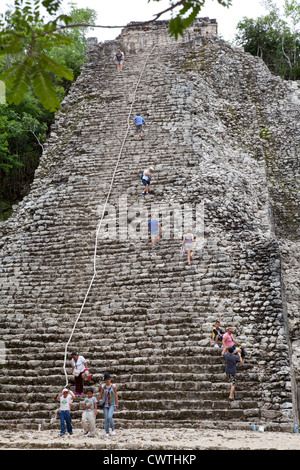 Touristen Klettern Nohoch Mul Pyramide, Coba, Mexiko Stockfoto