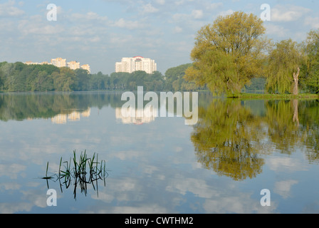 Morgen am See in Minsk, die ersten Strahlen der Sonne. Stockfoto