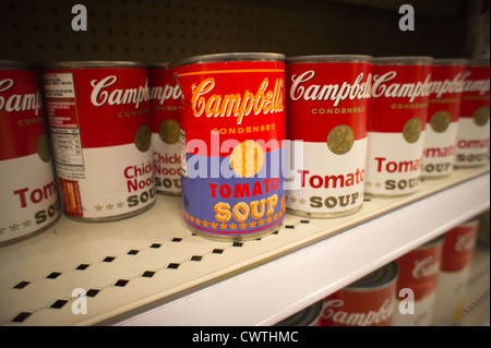 Andy Warhol Limited Edition kann der Campbells Tomatensuppe ist in ein Ziel Kaufhaus Lebensmittelgeschäft in New York gesehen. Stockfoto