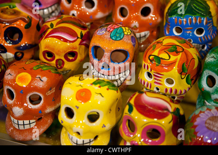 Bunte Keramik Schädel Souvenirs, La Isla Shopping Mall Cancun, Mexiko Stockfoto