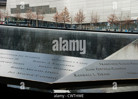 National September 11 Memorial zeigt Namen auf der Brüstung, die rund um den Pool und das Museum im Hintergrund. Stockfoto