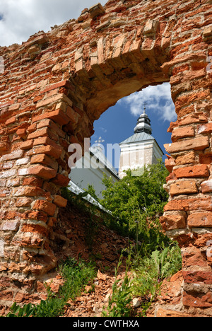 Die alten, teilweise zerstörten Kirche, Art auf einer Kuppel durch eine Öffnung in einer Mauer. Stockfoto