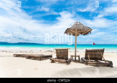 tropischer Strand mit zwei Liegestühlen mit Blick auf das blaue Meer Stockfoto