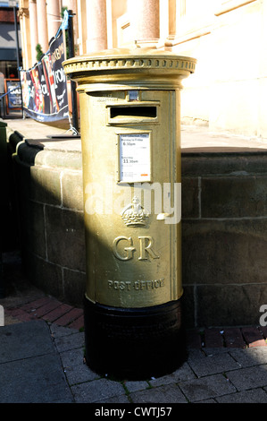 Jessica Ennis Gold Farbe Postbox, Marktschreier Pool Sheffield England. Stockfoto