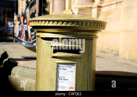 Jessica Ennis Gold Farbe Postbox, Marktschreier Pool Sheffield England. Stockfoto