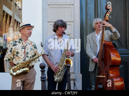 Trio spielt Saxophon und Kontrabass in einer Jazzband Straßenmusik auf den Straßen von Paris, Frankreich Stockfoto