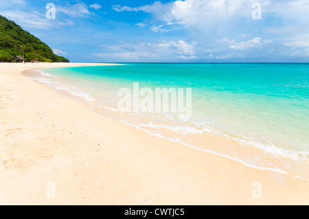 tropischen weißen Strand mit ein paar Touristen am Ende Stockfoto