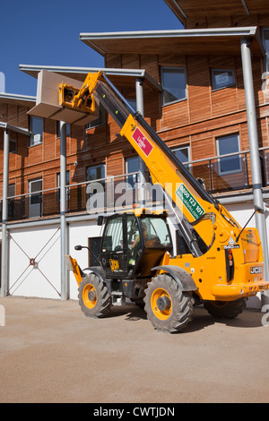 JCB Kranheben Gipskartonplatten für neue Wohnungen in Kingston Mills, Bradford on Avon, Wiltshire, England, Großbritannien Stockfoto