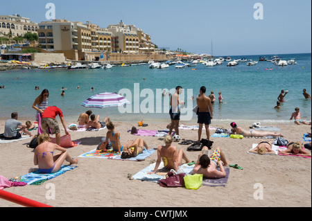 Der Strand von St Georges Bay in der Nähe von St Julians Malta Stockfoto